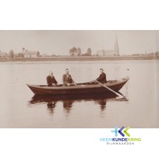 br 104 drie man in een roeiboot